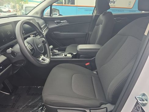 Used 2025 Kia Sportage LX FWD image 9