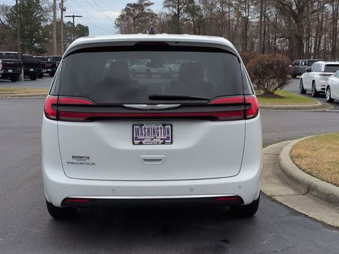 Used 2023 Chrysler Pacifica Touring-L image 6