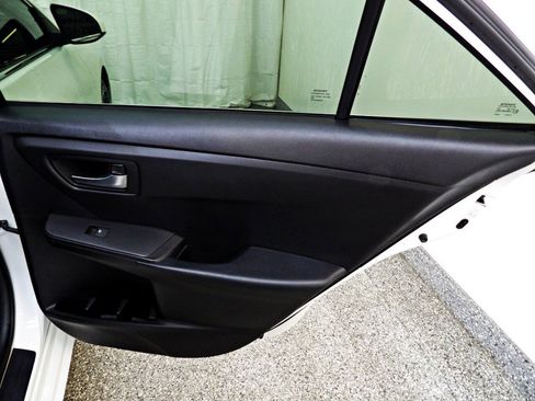 Used 2016 Toyota Camry SE FWD image 12