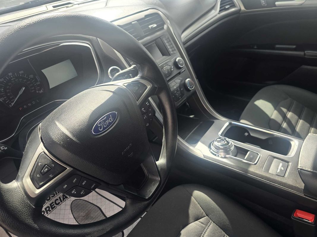 Used 2017 Ford Fusion SE FWD image 17