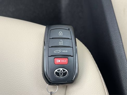 Used 2024 Toyota Highlander XLE FWD image 35
