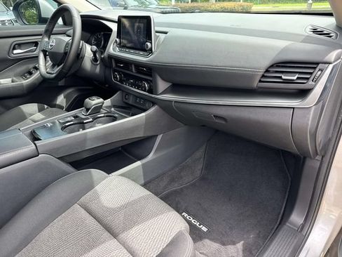 Used 2025 Nissan Rogue SV FWD image 18