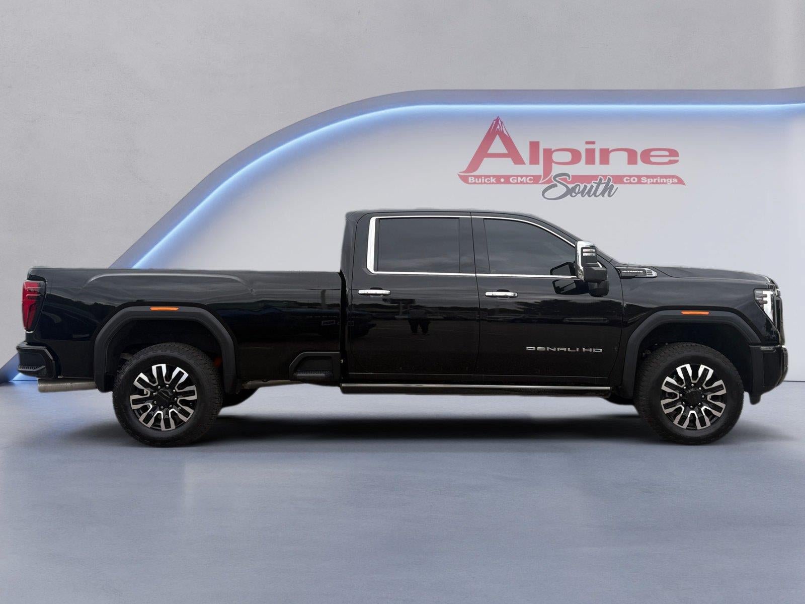 Used 2026 GMC Sierra 2500 Denali Ultimate w/ LPO, Black Badging Package AWD/4WD image 6