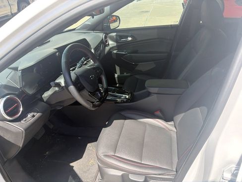 Used 2025 Chevrolet Trax RS FWD image 2