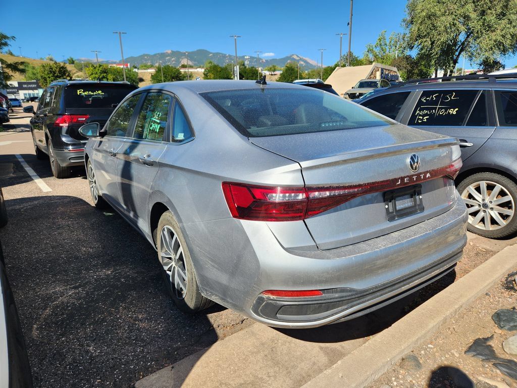 Used 2025 Volkswagen Jetta SE FWD image 7