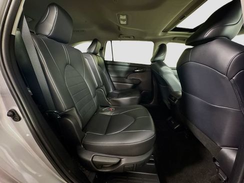 Used 2023 Toyota Highlander XLE FWD image 29