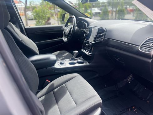 Used 2019 Jeep Grand Cherokee Laredo AWD/4WD image 27