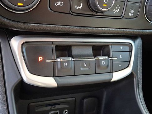 Used 2024 GMC Terrain SLT AWD/4WD image 15