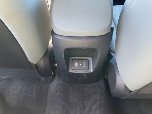 Used 2025 Hyundai Elantra Limited image 24