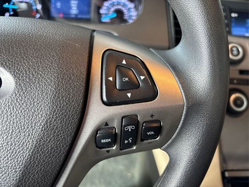 Used 2017 Ford Taurus SE image 29