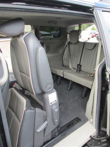 Used 2017 Kia Sedona LX w/ LX Essentials Premium Package FWD image 15
