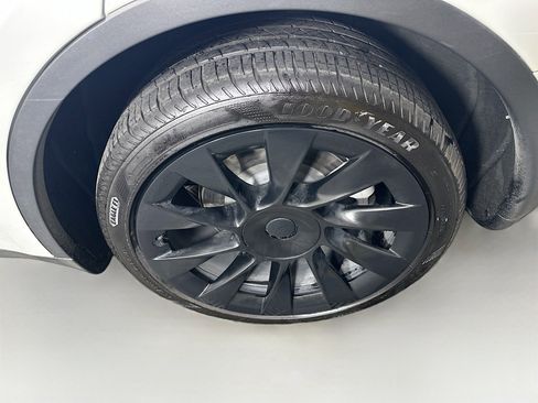 Used 2022 Tesla Model Y Long Range image 11