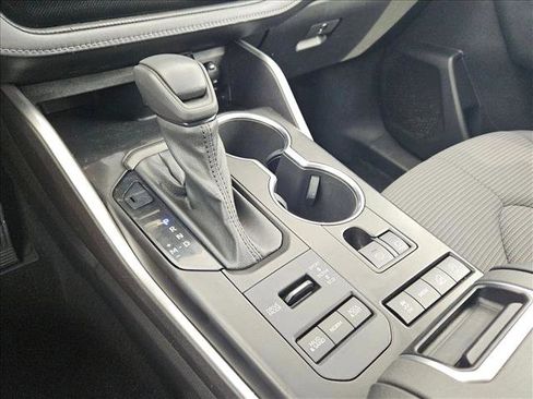 Used 2021 Toyota Highlander L image 12