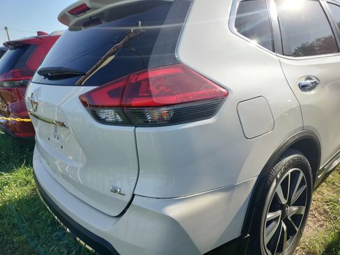 Used 2018 Nissan Rogue SL w/ Premium Package FWD image 3