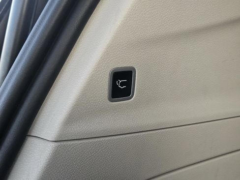 Used 2023 Chrysler Voyager LX image 10