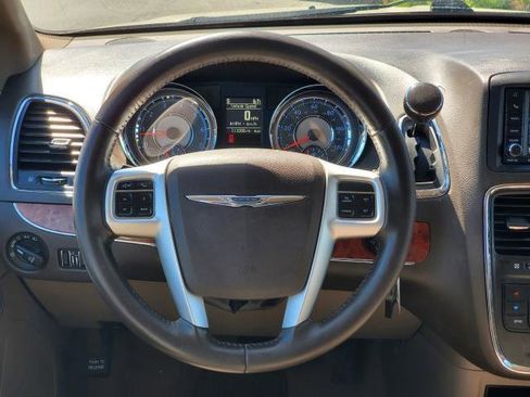 Used 2014 Chrysler Town & Country Touring FWD image 21