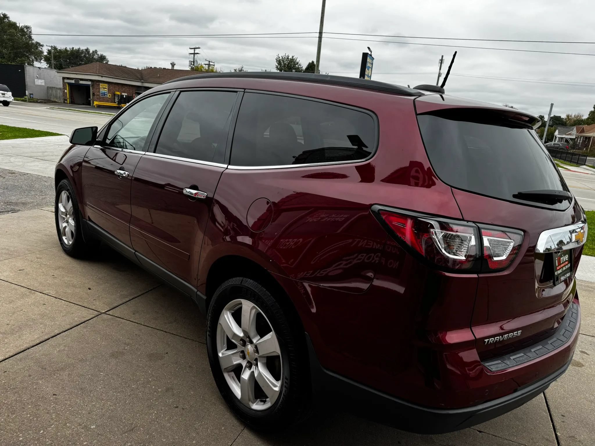Used 2017 Chevrolet Traverse LT w/ Style and Technology Package FWD image 3
