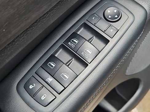Used 2018 Jeep Grand Cherokee Altitude RWD image 17