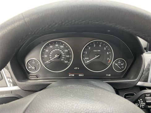 Used 2018 BMW 320i xDrive 320i xDrive w/ Sport Package image 28