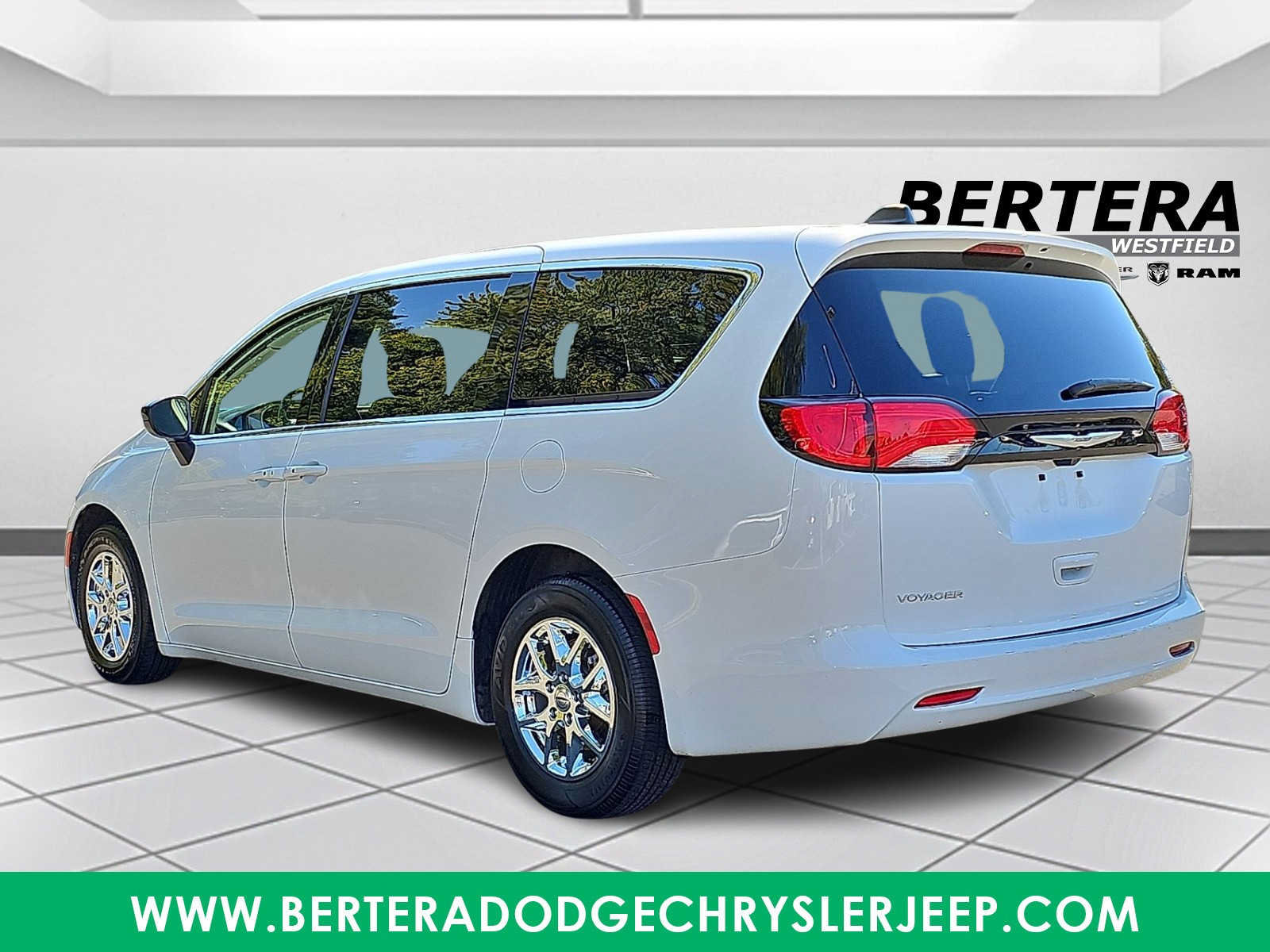 Used 2024 Chrysler Voyager LX FWD image 4