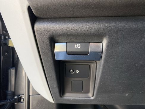 Used 2023 Land Rover Defender 130 X-Dynamic SE image 30