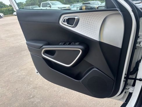 Used 2025 Kia Soul LX w/ LX Technology Package FWD image 18