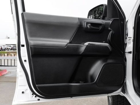 Used 2018 Toyota Tacoma SR5 RWD image 40