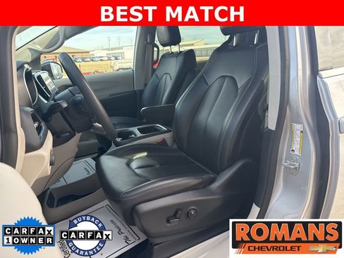 Used 2024 Chrysler Pacifica Touring-L image 12