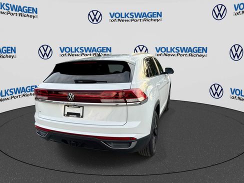 Used 2024 Volkswagen Atlas Cross Sport SE w/ Panoramic Sunroof Package FWD image 14