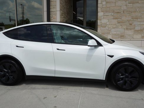 Used 2025 Tesla Model Y Long Range image 5