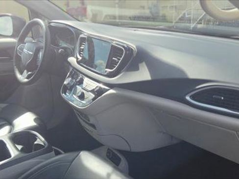 Used 2023 Chrysler Pacifica Touring-L FWD image 19
