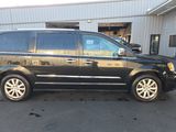 Used 2015 Chrysler Town & Country Limited Platinum image 4