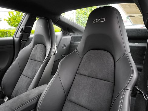 Used 2018 Porsche 911 GT3 w/ Sport Chrono Package RWD image 17