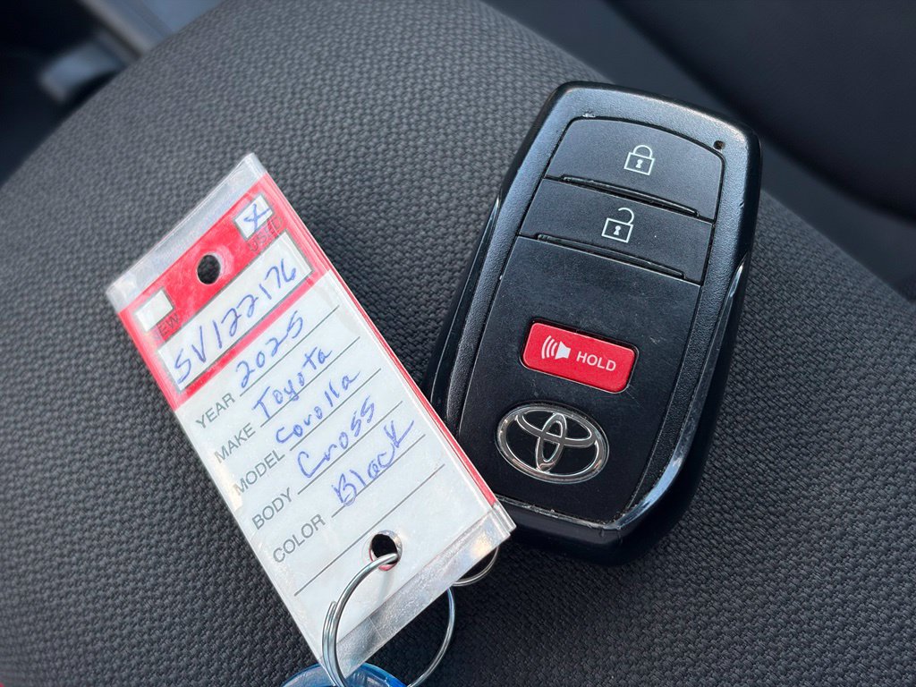 Used 2025 Toyota Corolla Cross LE FWD image 32