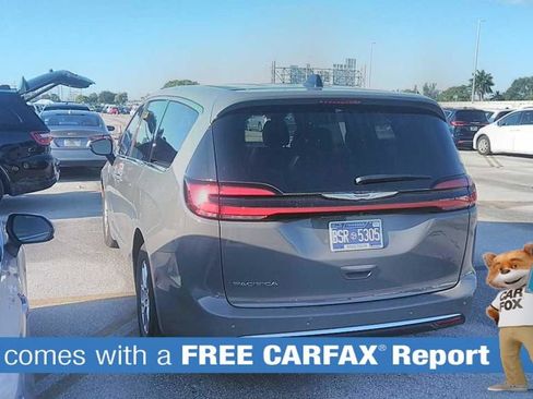 Used 2025 Chrysler Pacifica Select FWD image 3