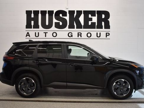 Used 2025 Nissan Rogue SV AWD/4WD image 2
