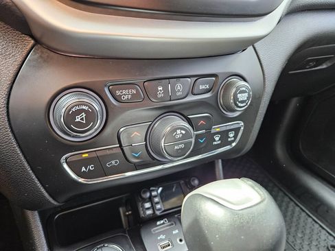 Used 2015 Jeep Cherokee Trailhawk w/ Comfort/Convenience Group AWD/4WD image 26