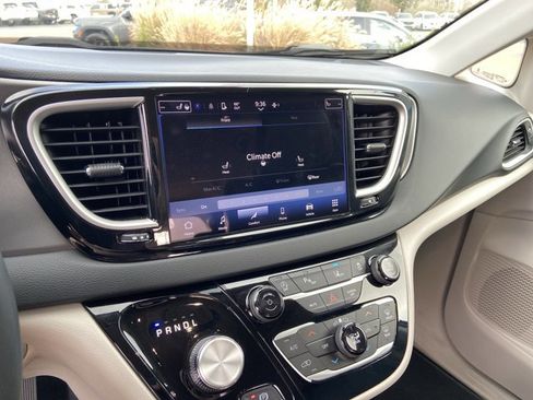 Used 2023 Chrysler Pacifica Touring-L image 38