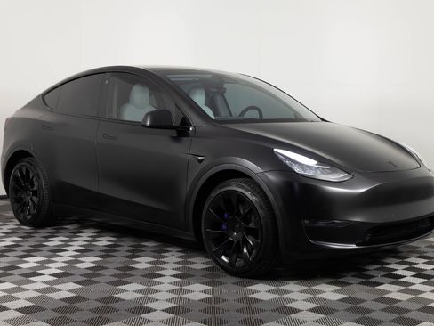 Used 2022 Tesla Model Y Long Range image 10