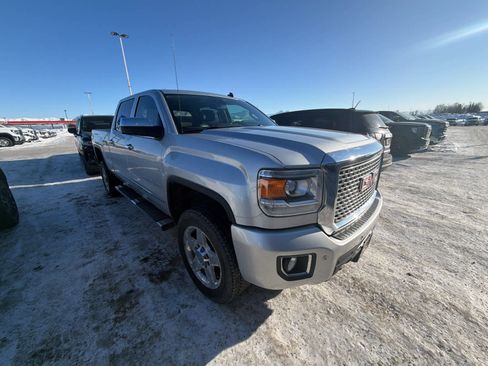 Used 2015 GMC Sierra 2500 Denali image 2