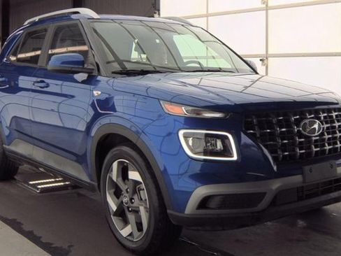 Used 2025 Hyundai Venue Limited image 2