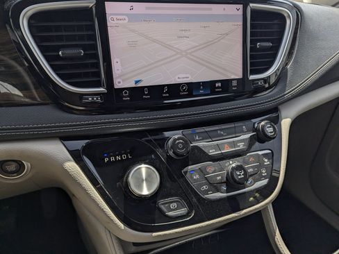 Used 2023 Chrysler Pacifica Limited FWD image 11