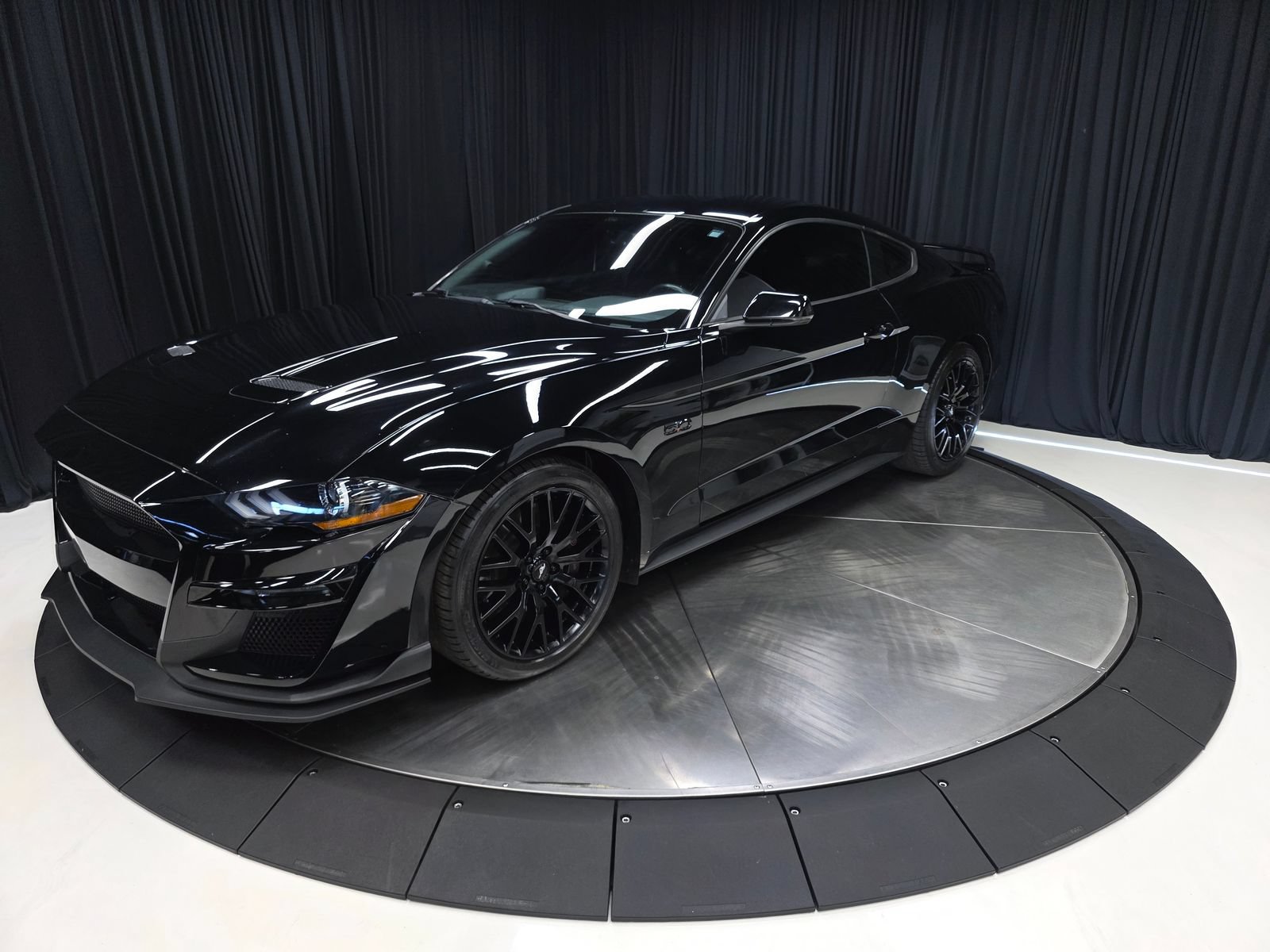 Used 2018 Ford Mustang GT Premium w/ GT Performance Package RWD image 9