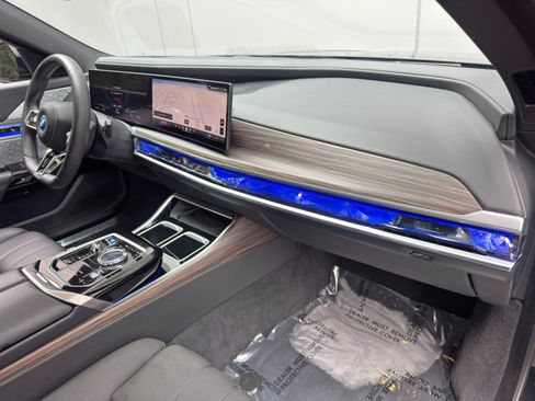 Used 2023 BMW i7 xDrive60 w/ Executive Package 2 AWD/4WD image 16
