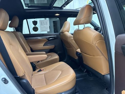 Used 2021 Toyota Highlander Platinum image 34