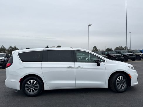 Used 2025 Chrysler Pacifica Select w/ Uconnect Theater Family Group image 2