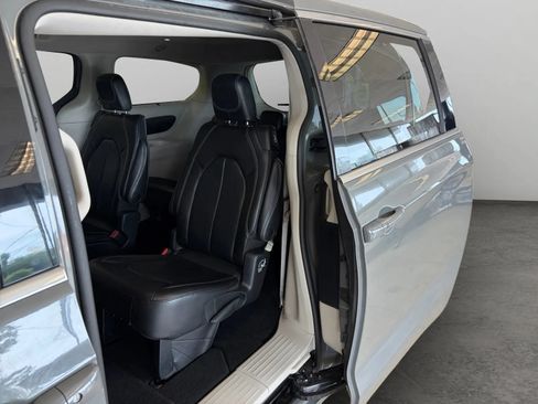 Used 2022 Chrysler Pacifica Touring-L FWD image 14