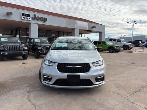 Used 2024 Chrysler Pacifica Touring-L image 2