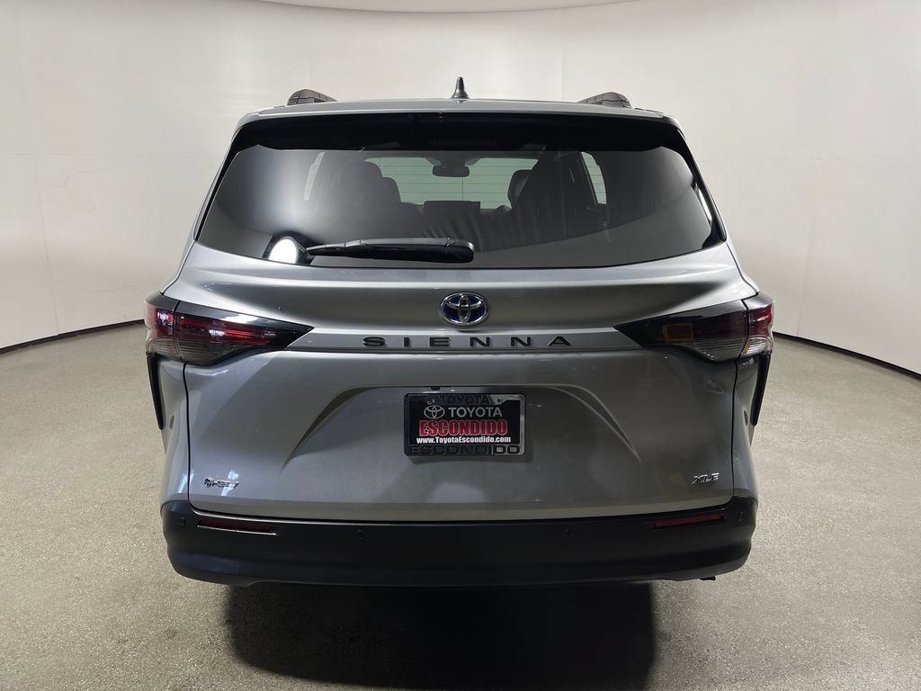 Certified 2025 Toyota Sienna XLE FWD image 4