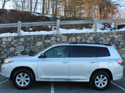 Used 2011 Toyota Highlander Hybrid w/ Cold Weather Pkg image 6